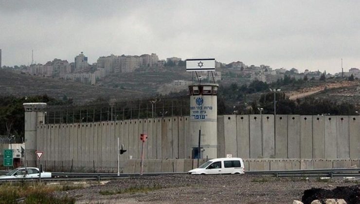 İsrail’deki bir gözaltı merkezinde tutulan Filistinlilere insanlık dışı muamele