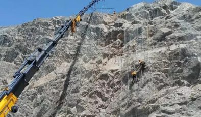 Sarp ve dik yamaçlardan otoyollara çelik koruma