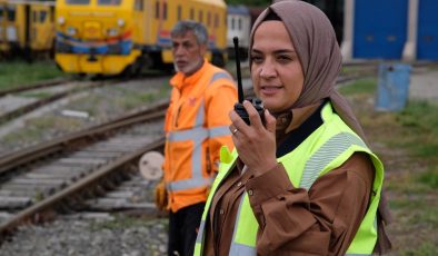Tren raylarının güvenliği ondan sorulur: Demir yollarının çavuşu Banu Demirci