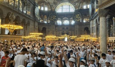 TÜGVA’nın yaz okuluna giden öğrenciler Ayasofya-i Kebir Cami-i Şerifi’nde buluştu